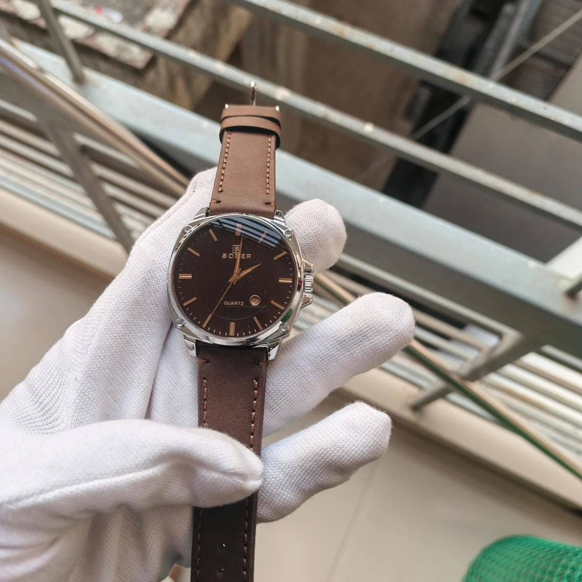 Sober Watch Model 985 Premium Watch Belt Coffe Round Silver Dial Coffe Colour Watch For Man + এক পিস ব্যাটারি ফ্রি।