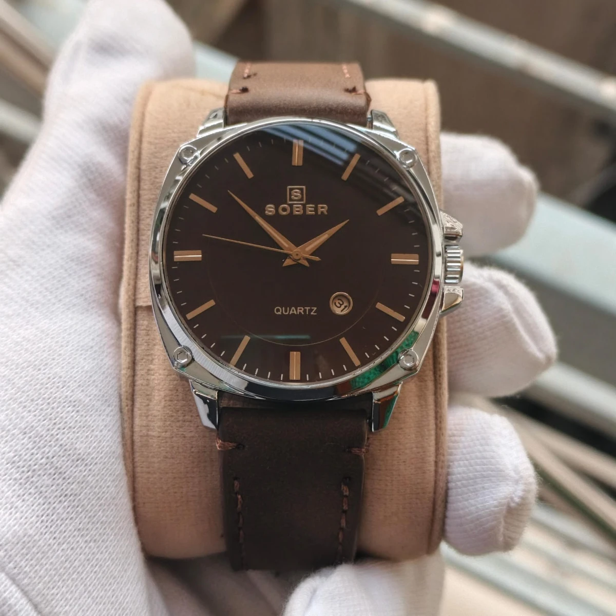 Sober Watch Model 985 Premium Watch Belt Coffe Round Silver Dial Coffe Colour Watch For Man + এক পিস ব্যাটারি ফ্রি।