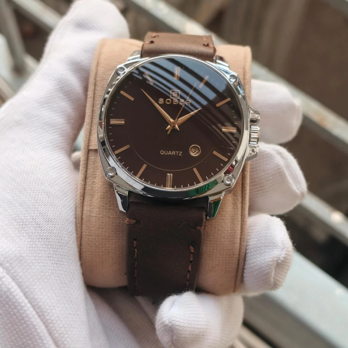 Sober Watch Model 985 Premium Watch Belt Coffe Round Silver Dial Coffe Colour Watch For Man + এক পিস ব্যাটারি ফ্রি।