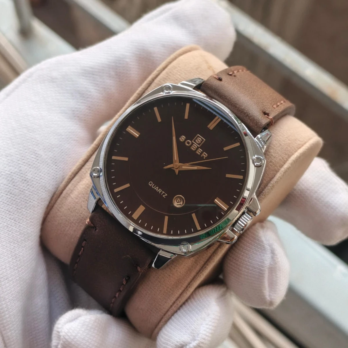 Sober Watch Model 985 Premium Watch Belt Coffe Round Silver Dial Coffe Colour Watch For Man + এক পিস ব্যাটারি ফ্রি।