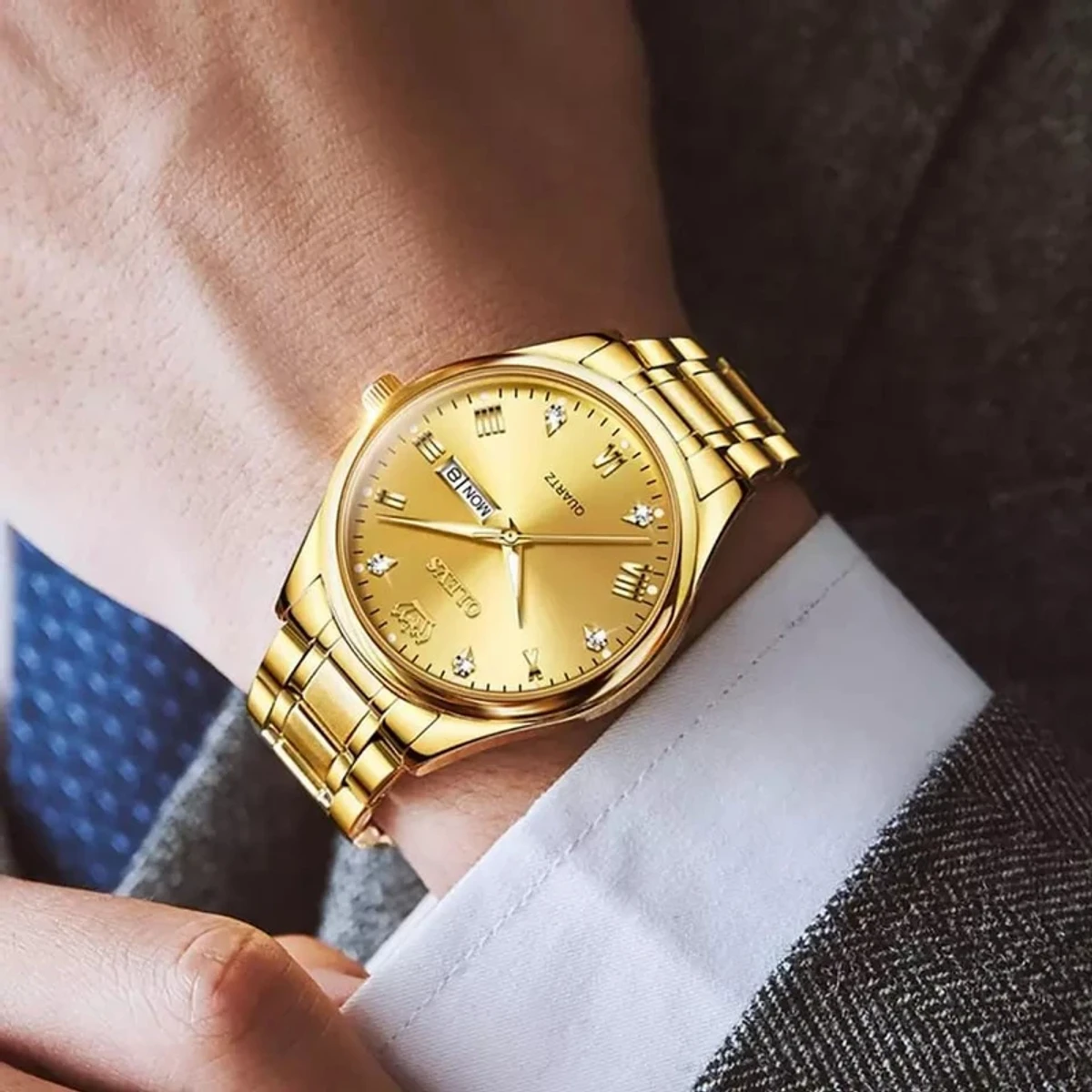 Top Brand OLEVS 5563 MODEL FULL GOLDEN  COLOURWATCH FOR MAN + এক পিস ব্যাটারি ফ্রি।