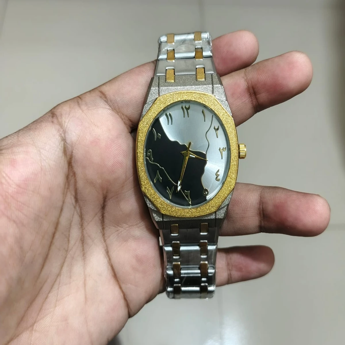 Arabic Chain Watch Toton ar Dial Black  Or White Colour watch for Man এক পিস ব্যাটারি ফ্রি।