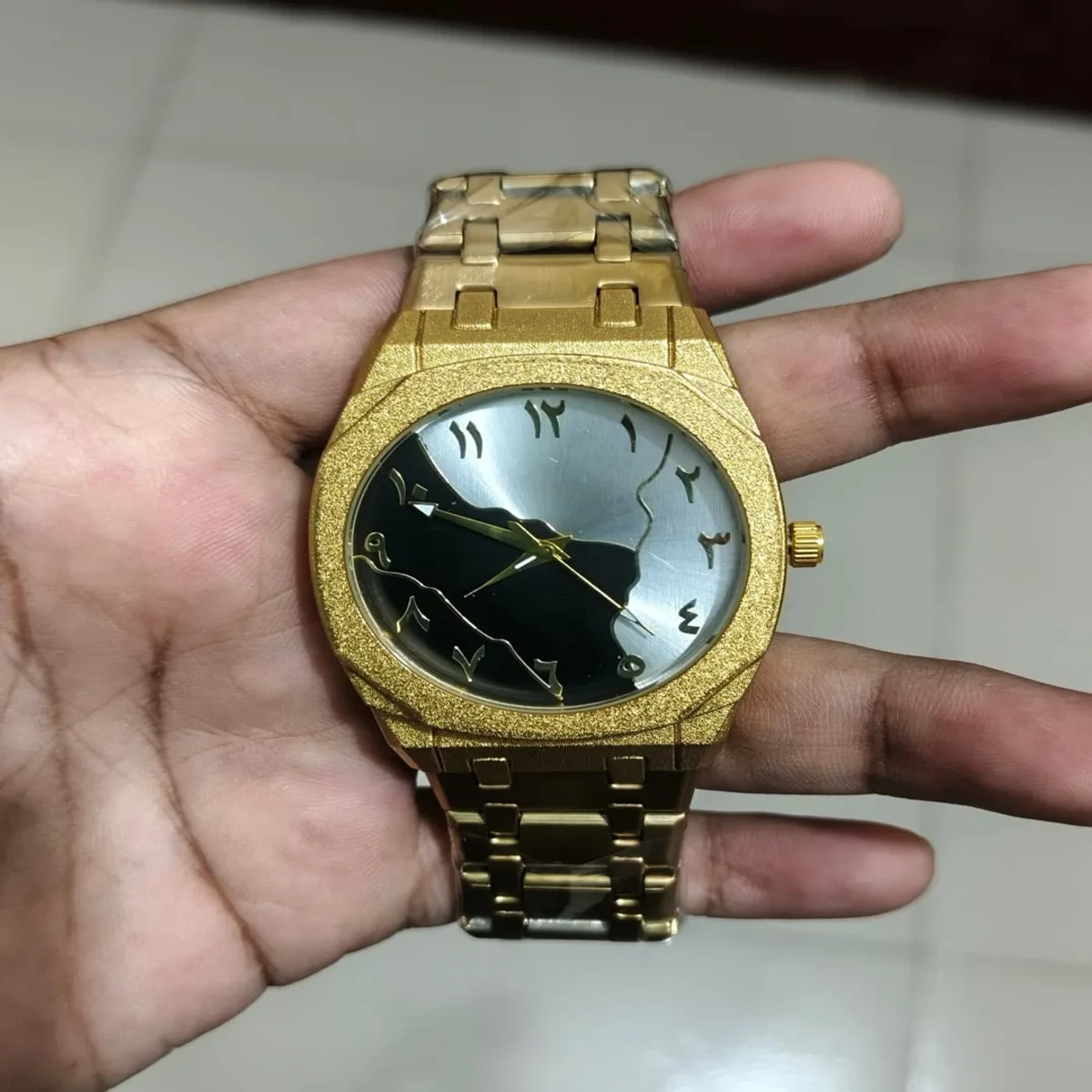 Arabic Chain Watch Golden Chain Dial Black Or White Colour watch for Man এক পিস ব্যাটারি ফ্রি।